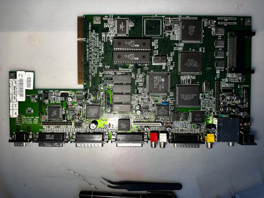 Zona condensatori originali da sostituire su Amiga 1200